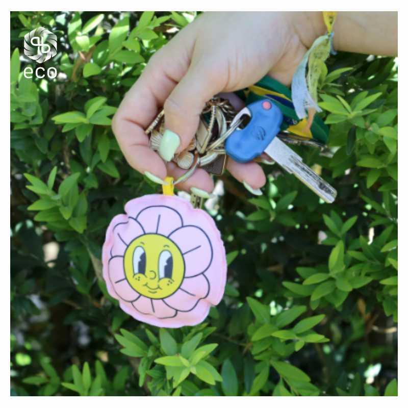 Porta chaves em poliéster rpet com enchimento tam 8x8cm (Produção)