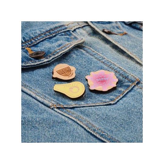 Badge en bambou en forme...